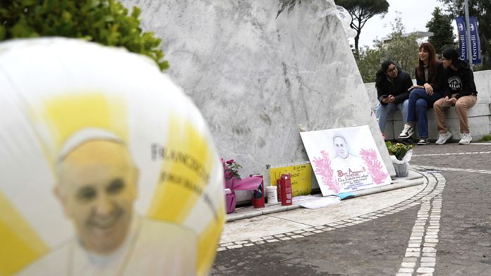 Papa Francesco, le dimissioni non sono imminenti: condizioni stabili ma recupero richiede tempo