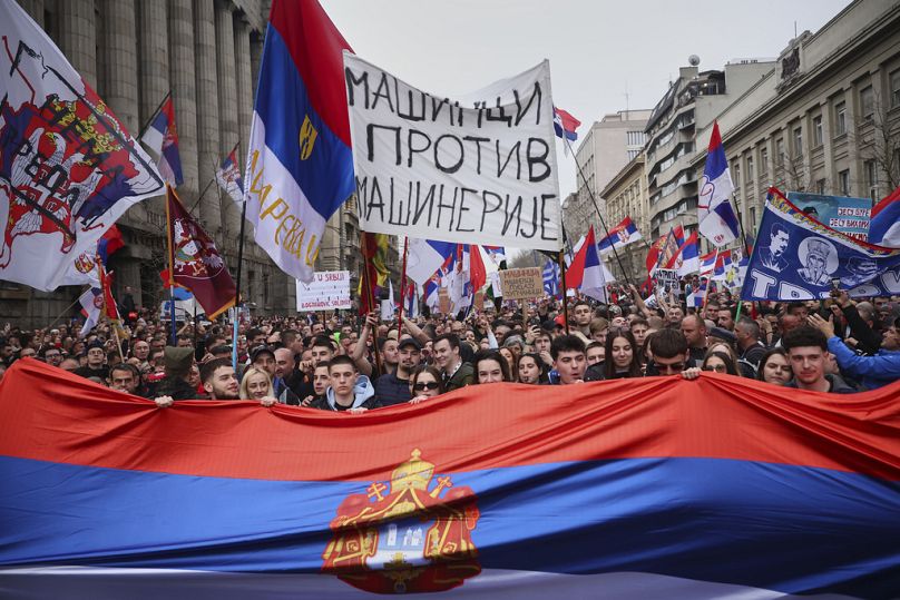 Des manifestants défilent lors d'un grand rassemblement contre le président populiste Aleksandar Vučić et son gouvernement, dans le centre de Belgrade, Serbie, samedi 15 mars.