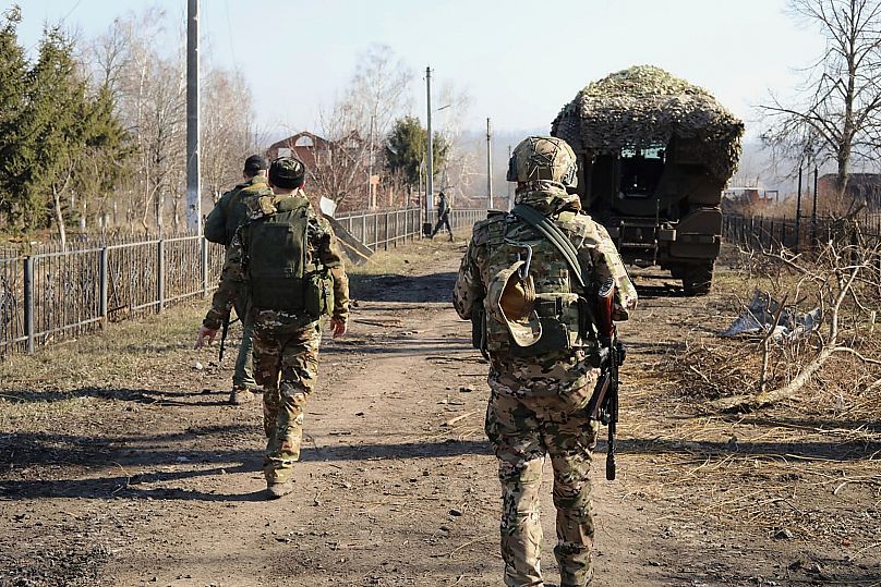 Российские солдаты патрулируют территорию в Курской области России после того, как она была занята войсками РФ