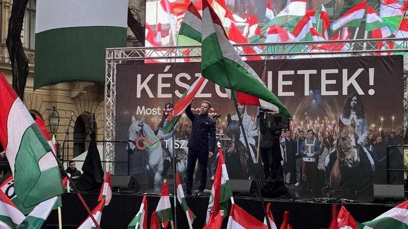 Magyar Péter bocskaiban beszél a Tisza Párt ünnepi rendezvényének résztvevőihez