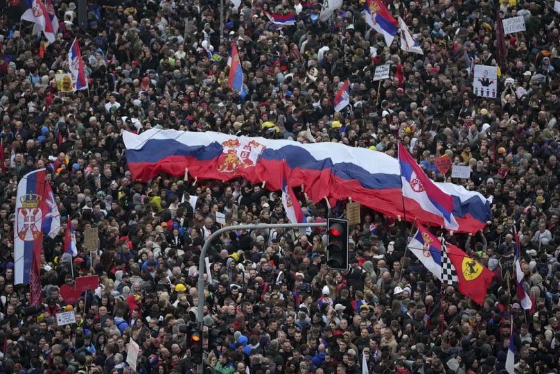 Demonstranten während einer Großkundgebung gegen PräsidentAleksandar Vucic und seine Regierung in der Innenstadt von Belgrad, Serbien, Samstag, 15. März 2025.