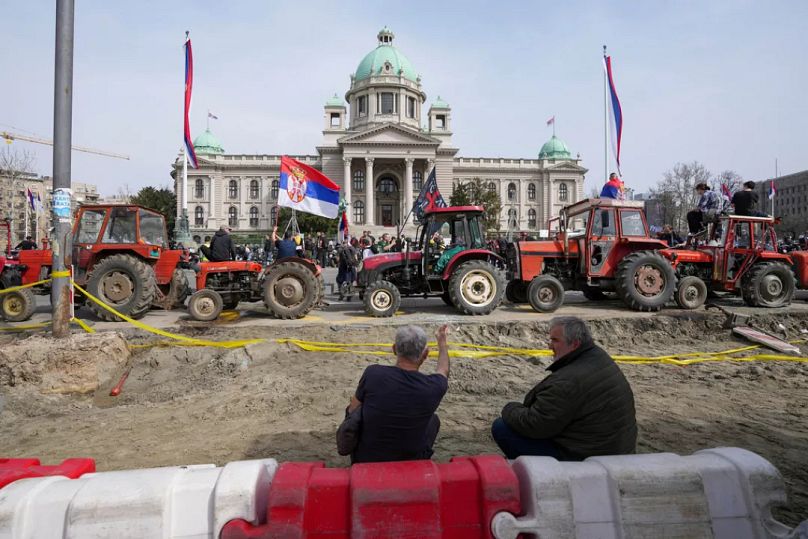 Ehemalige paramilitärische Kämpfer, die loyal zu Präsident Aleksandar Vucic stehen, campieren vor dem Amtssitz des Präsidenten. Belgrad, 15. März 2025