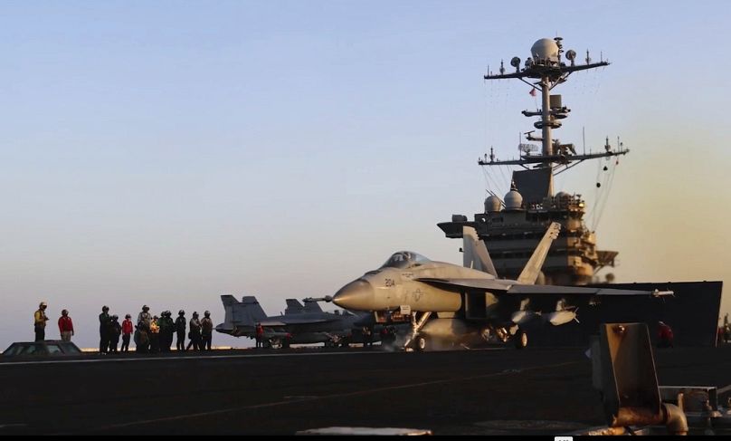 Image tirée d'une vidéo de la marine américaine montre un avion lancé depuis l'USS Harry S. Truman en mer Rouge avant des frappes aériennes à Sanaa, au Yémen, le 15 mars 2025.