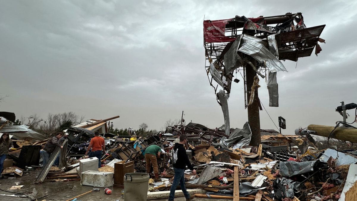 Au moins 32 morts dans le centre et le sud des États-Unis, où une tempête massive déclenche des tornades et des incendies de forêt