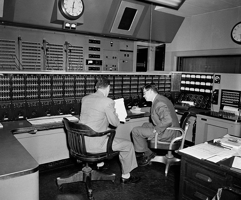 Dos empleados en la sala de radio de la Voz de América en Nueva York, a través de la cual se realizan todas las emisiones de voz, 27 de febrero de 1953,