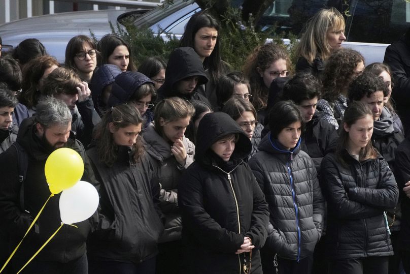 Des fidèles prient pour le pape François devant la polyclinique Agostino Gemelli à Rome, dimanche 16 mars 2025. 