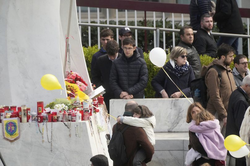Des fidèles prient pour le pape François devant la polyclinique Agostino Gemelli à Rome, dimanche 16 mars 2025.