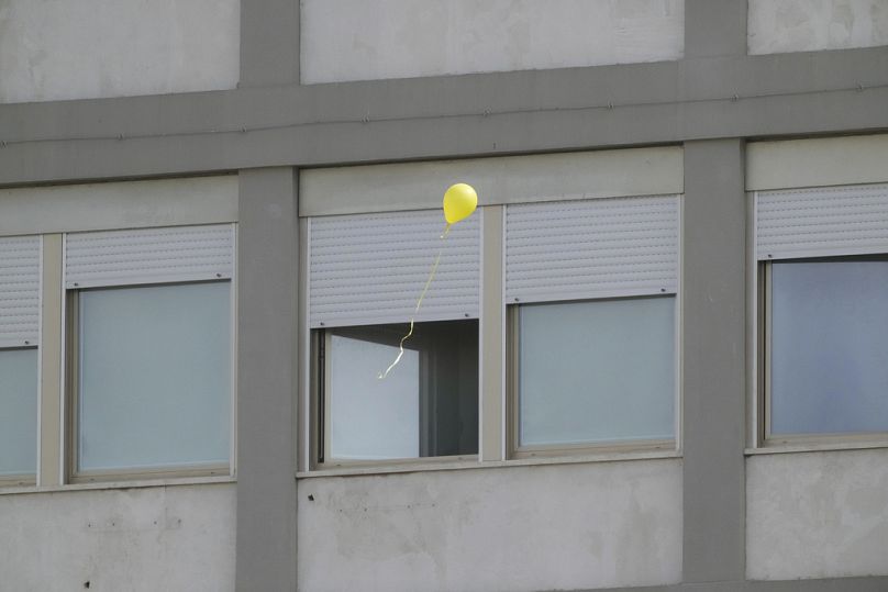 Un palloncino vola davanti alle finestre del policlinico Gemelli dove è ricoverato il Papa
