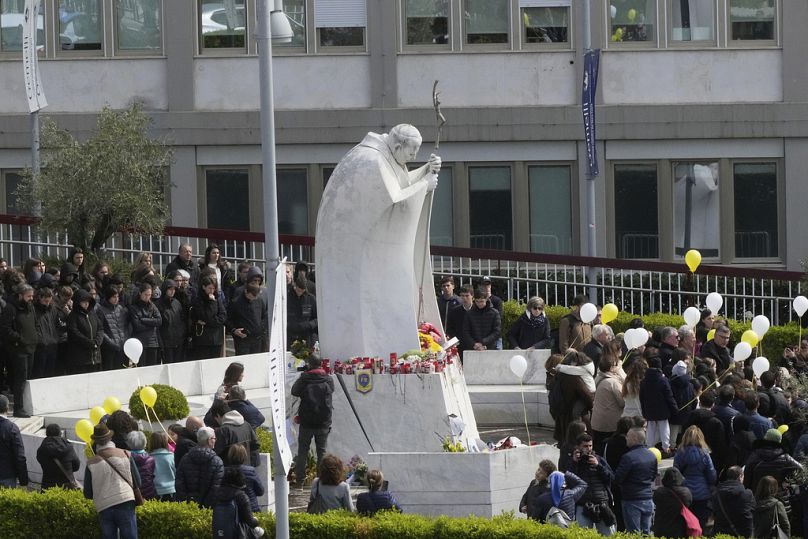 Fedeli pregano per Papa Francesco fuori dal Policlinico Agostino Gemelli di Roma, 16 marzo 2025