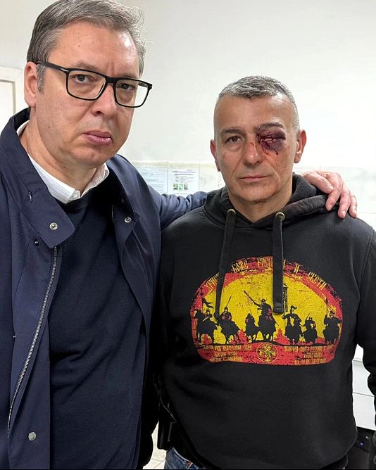 Aleksandar Vučić és a megvert rendőr, Lazar Baćić, 2025. március 11-én