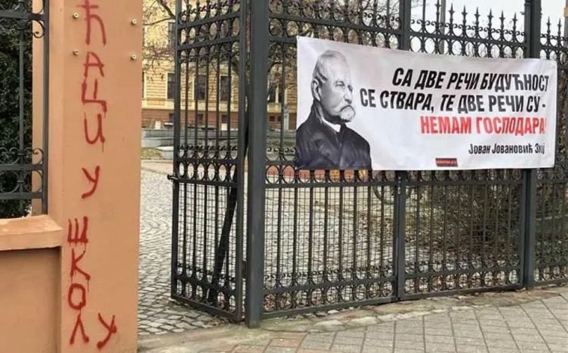 „A »gyákoknak« az iskolában a helye”-felirat egy gimnázium kapuján