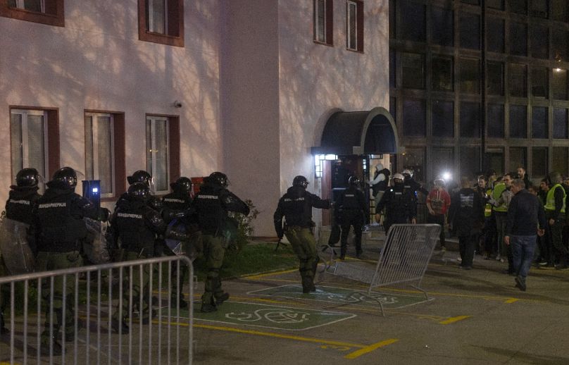 A szerbiai csendőrség védte az RTS székházát 2025. március 10-én