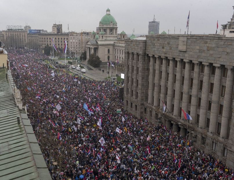 A tiltakozók a szerb Képviselőház előtt, 2025. március 15-én