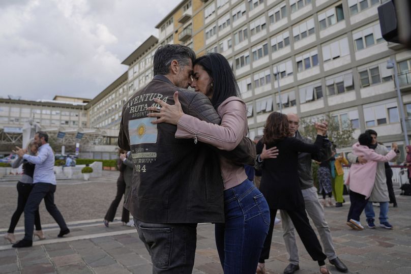 L'argentina Daian Gusher e l'italiano Massimiliano Varrese ballano il tango per il Papa fuori dal Policlinico Agostino Gemelli di Roma, 16 marzo 2025