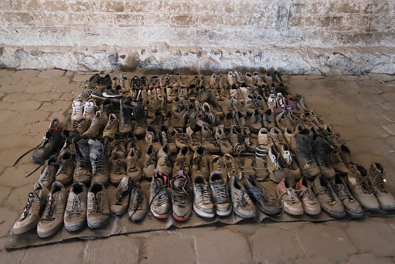 Esta fotografía muestra zapatos en el Rancho Izaguirre donde también se descubrieron restos óseos