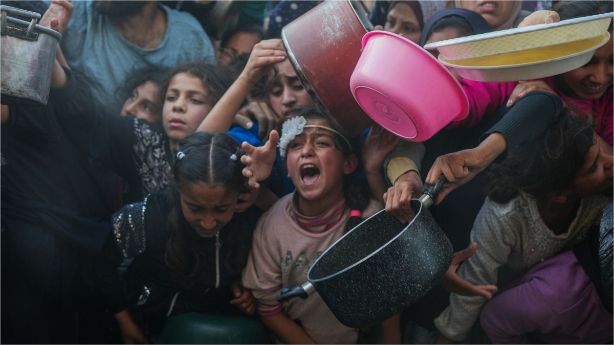 انتظار يائس للطعام أمام الجمعيات الخيرية في غزة.. الحصار الإسرائيلي يفاقم معاناة السكان