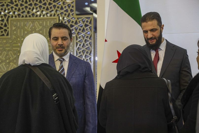 Ahmad al-Sharaa, à droite, et le ministre des Affaires étrangères, Asaad al-Shibani, lors de la conférence du dialogue national de la Syrie le 25 Février 2025