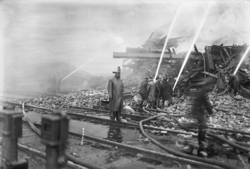Tűzoltók a robbanás környékén, 1916. július 30.