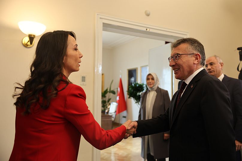 AK Parti heyeti, DEM Parti yetkililerini kapıda karşıladı. Grup Başkanı Abdullah Güler (sağda), DEM Parti Eş Başkanı Tülay Hatimoğulları (solda) ile el sıkışırken