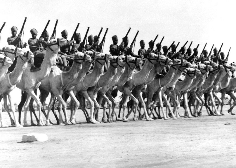 رژه واحد شترسواران ارتش مصر به افتخار محمدرضا پهلوی، ولیعهد ایران