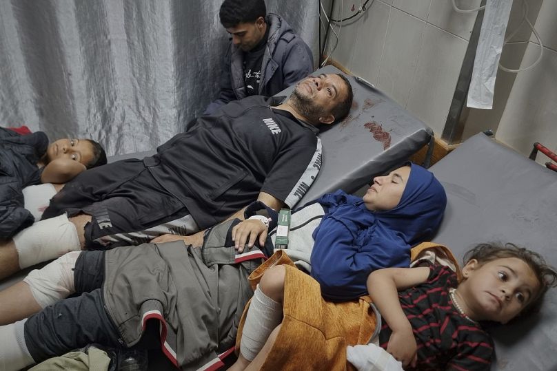 Des Palestiniens blessés attendent d'être soignés à l'hôpital de Khan Younès, dans le sud de la bande de Gaza, le mardi 18 mars 2025.