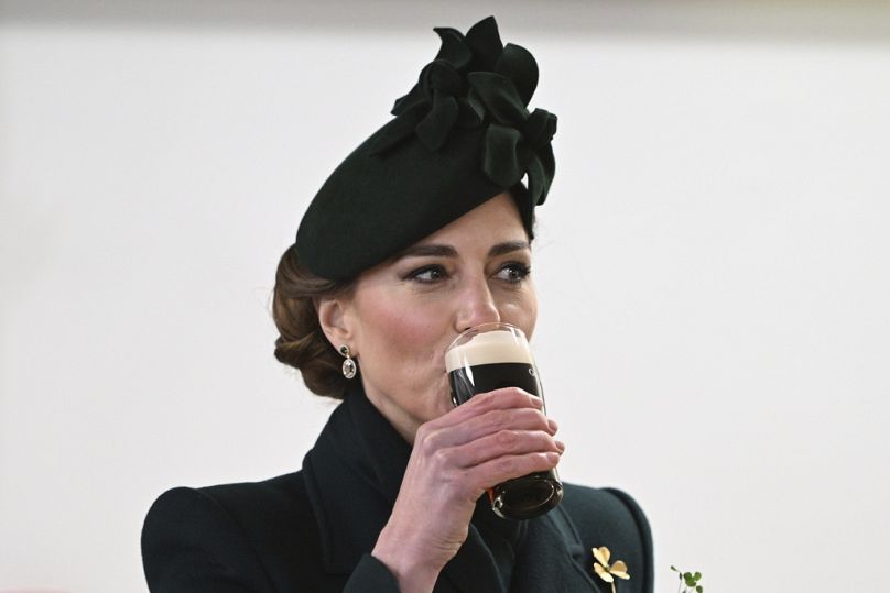 Die Prinzessin von Wales trinkt Guinness während eines Empfangs bei der irischen Garde in den Wellington Barracks in London, Montag, 17. März 2025. 