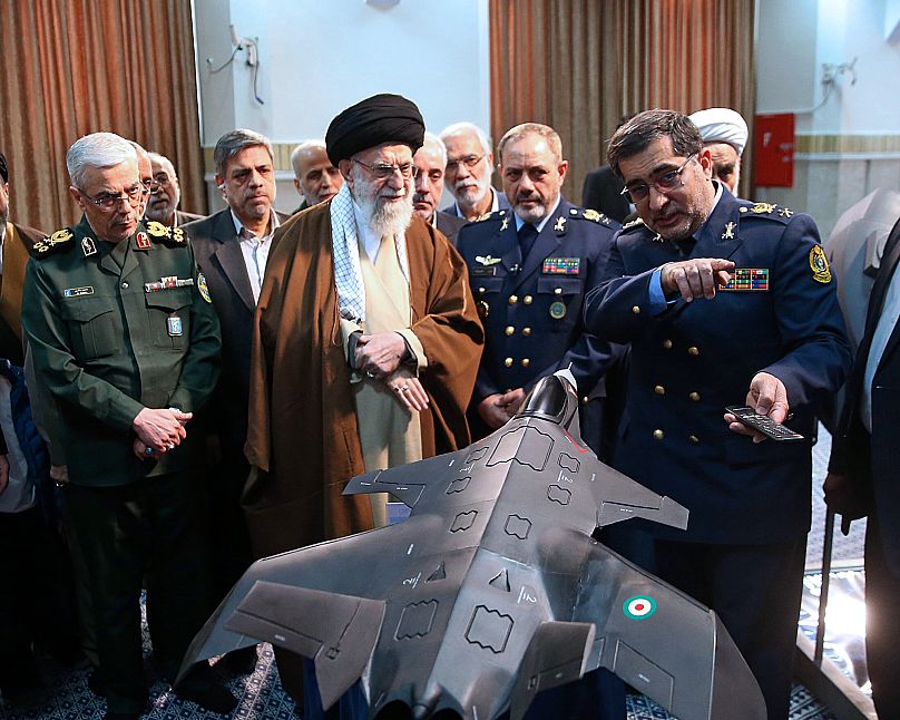 بازدید خامنه‌ای از نمایشگاه صنایع دفاعی