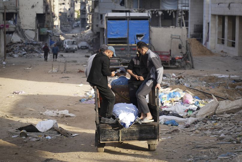 Palestinianos transportam corpo de vítima mortal na cidade de Gaza