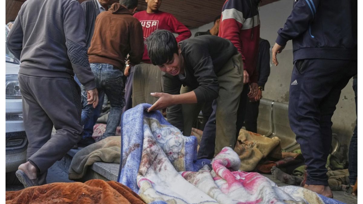حرب غزة تتجدد... مئات القتلى الفلسطينيين وصاروخ يمني يستهدف قاعدة نيفاتيم الإسرائيلية