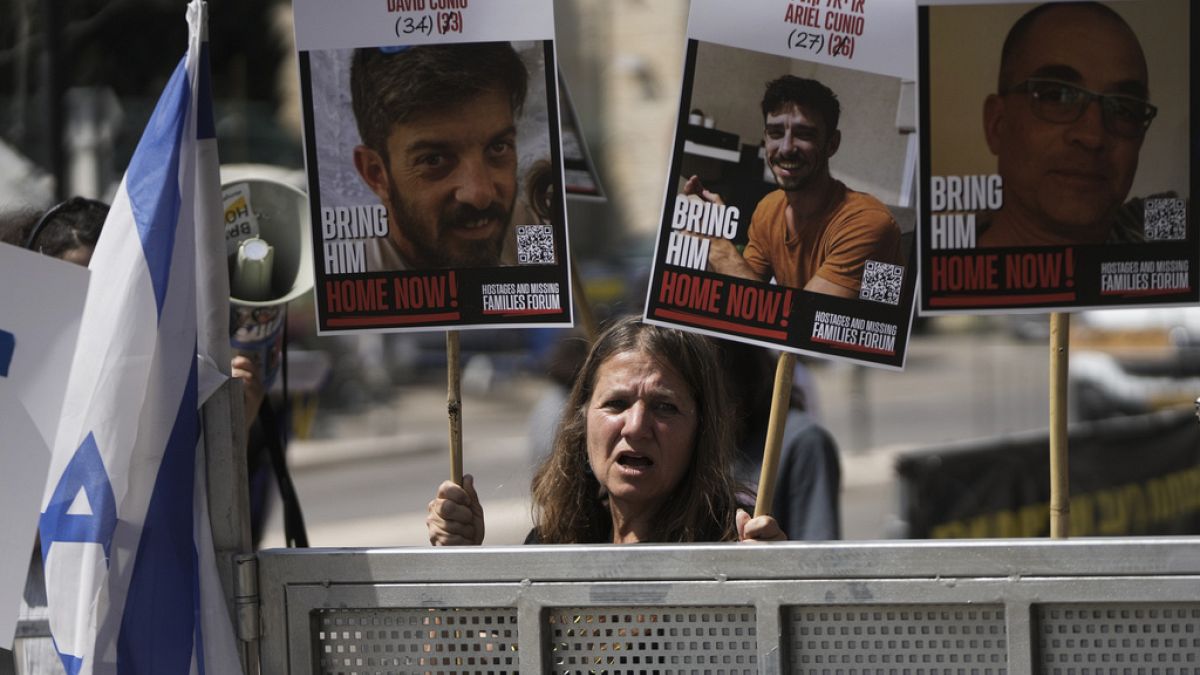 Des Israéliens manifestent devant le siège du gouvernement après une nouvelle vague de frappes aériennes meurtrières à Gaza