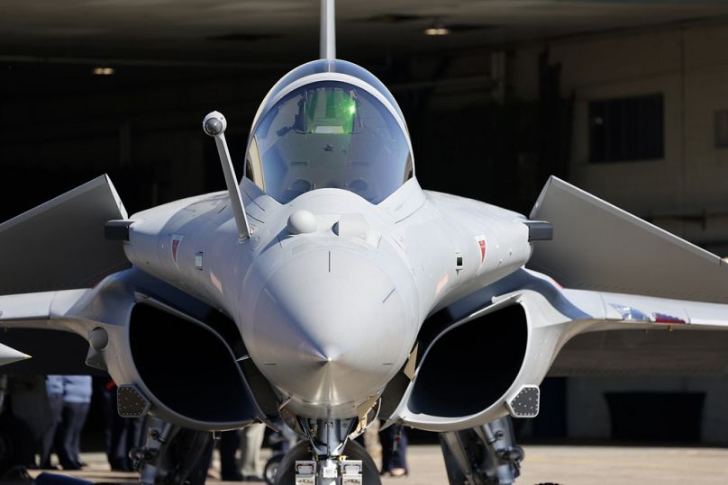 Un avion de combat Rafale est vu sur la base aérienne de Luxeuil-Saint-Sauveur, à Saint-Sauveur, dans le nord-est de la France, mardi 18 mars 2025.