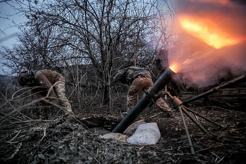 Soldados ucranianos disparam um morteiro de 120 mm contra posições do exército russo perto de Chasiv Yar, 16 de março de 2025