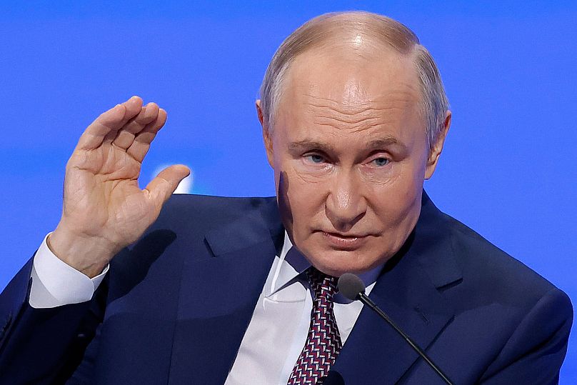 Prezydent Rosji Władimir Putin gestykuluje podczas przemówienia na dorocznym kongresie Rosyjskiego Związku Przemysłowców i Przedsiębiorców w Moskwie,
