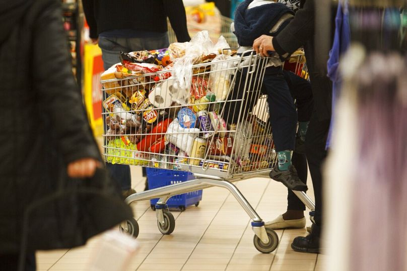 Un chariot rempli de nourriture dans un supermarché près de Budapest. Archive