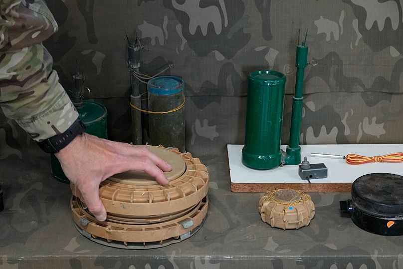Former au déminage et mener des opérations de recherche de mines antipersonnel sont des processus longs et chers.