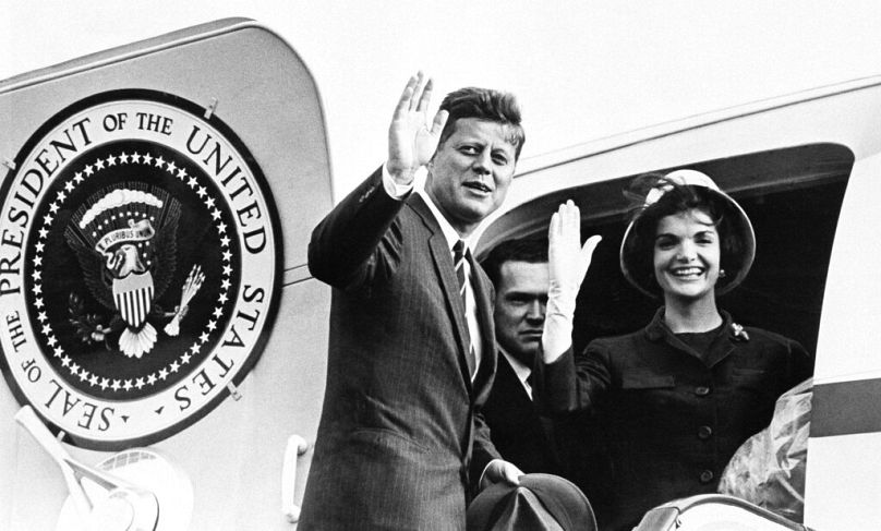 John F. Kennedy i Jaqueline Kennedy wsiadają do prezydenckiego samolotu, Wiedeń 1961