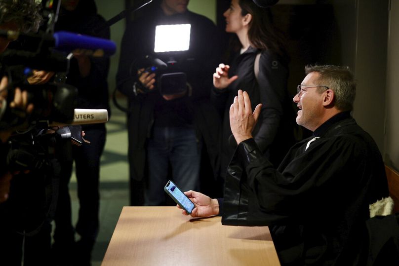 Laurent Kennes, Panzeri ügyvédje a sajtónak nyilatkozik.