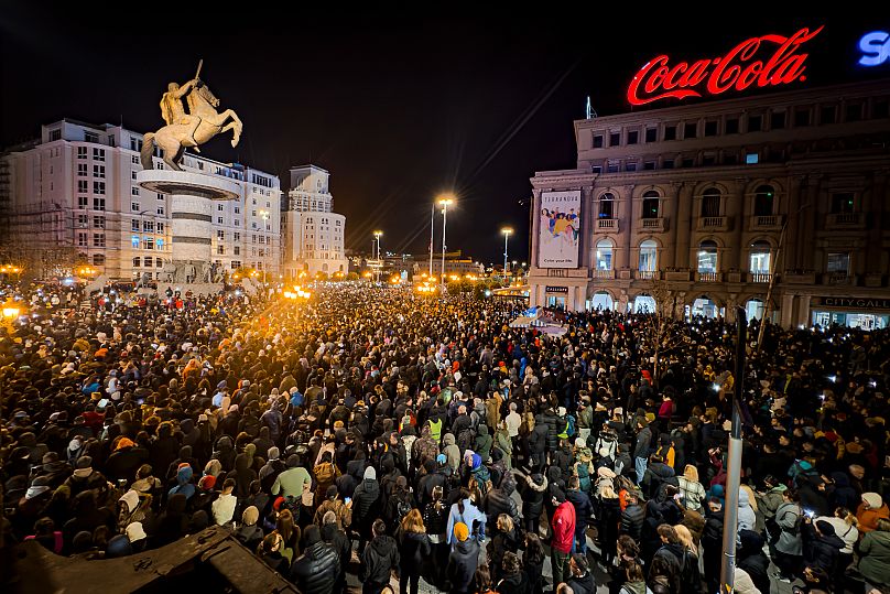 Milhares de pessoas reúnem-se em Skopje para homenagear as 59 vítimas do incêndio no Club Pulse, 18 de março de 2025