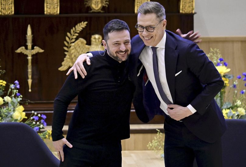 Le président ukrainien Volodymyr Zelensky et le président finlandais Alexander Stubb se donnent l'accolade lors du débat sur l'Europe en soutien à l'Ukraine à Helsinki