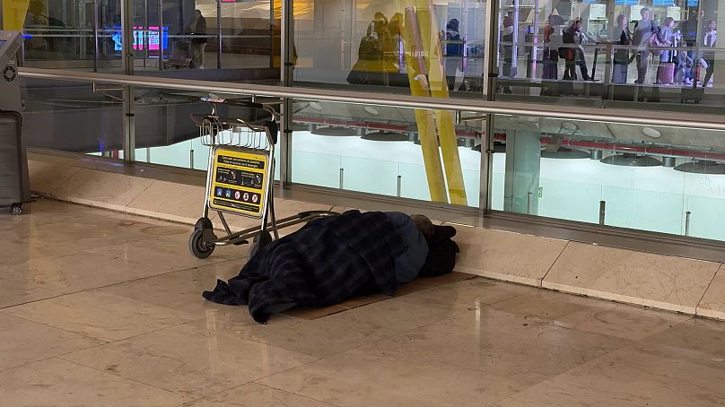 Senzatetto all'aeroporto di Madrid Barajas