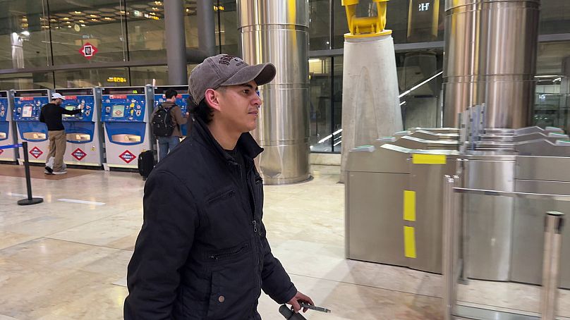 Daniel Fontalvo arriva all'aeroporto di Madrid Barajas per pernottarvi