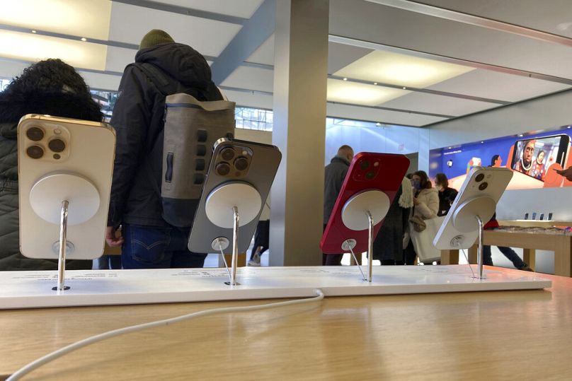 Des personnes regardent des appareils Apple dans un Apple Store à New York.