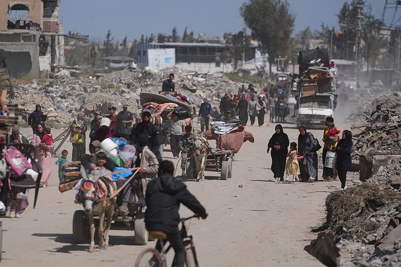 Palestinesi sfollati in viaggio da Beit Hanoun a Jabaliya un giorno dopo la nuova offensiva israeliana a Gaza, 19 marzo 2025