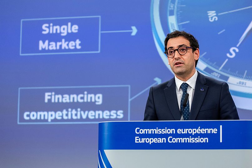 Europejski komisarz ds. dobrobytu i strategii przemysłowej Stéphane Séjourné przemawia do mediów na temat Kompasu Konkurencyjności Komisji Europejskiej w siedzibie UE.