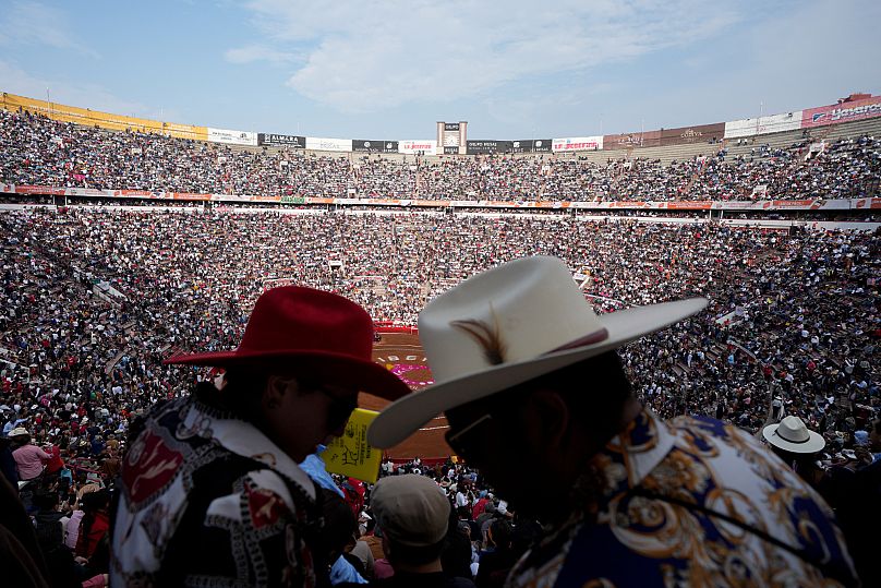 Spettatori prima dell'inizio di una corrida in Plaza Mexico a Città del Messico (28 gennaio 2024)