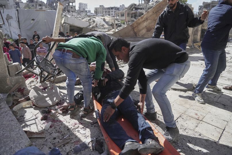 Des Palestiniens évacuent un homme blessé après que sa maison ait été touchée par un bombardement israélien dans la ville de Gaza, mercredi 19 mars 2025. 