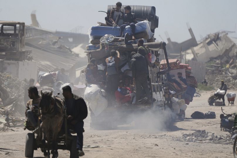 Des Palestiniens déplacés se rendant de Beit Hanoun à Jabaliya au lendemain de la nouvelle offensive israélienne à Gaza. 