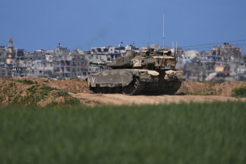 Un char israélien prend position à la frontière de la bande de Gaza dans le sud d'Israël, mercredi 19 mars 2025. 