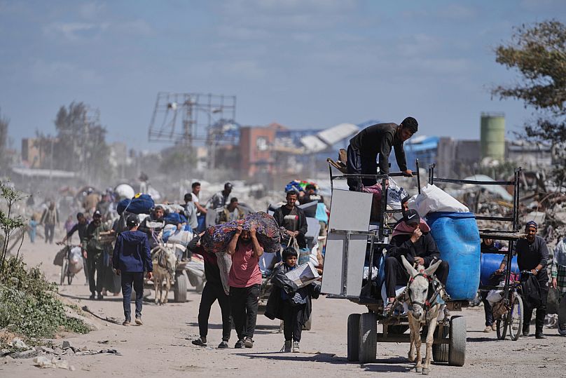 Des Palestiniens déplacés quittent Beit Hanoun au lendemain de la nouvelle offensive israélienne dans la bande de Gaza, 19 mars 2025.