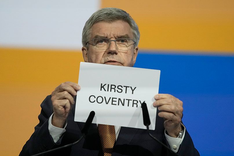 IOC-Präsident Thomas Bach hält den Namen von Kirsty Coventry hoch, als sie als neue IOC-Präsidentin bekannt gegeben wird, 20. März 2025